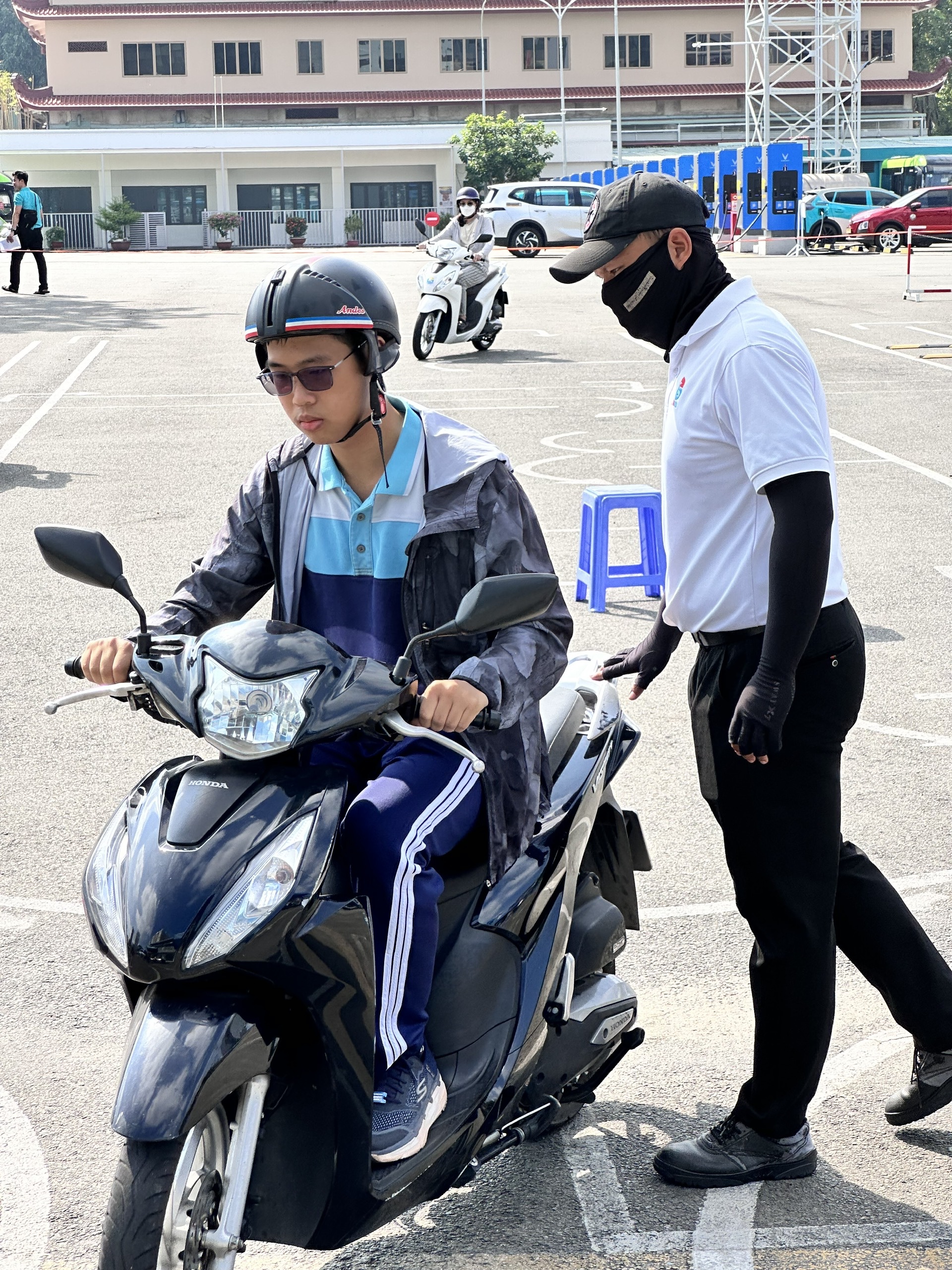 Thầy Tuấn hướng dẫn học viên tập xe máy trên sân
