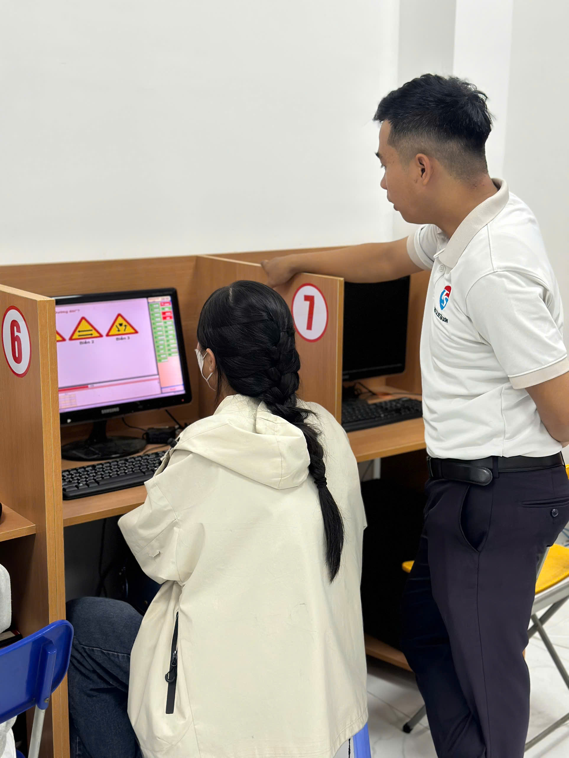 Thầy Tuấn hướng dẫn học viên luyện lý thuyết trên máy tính