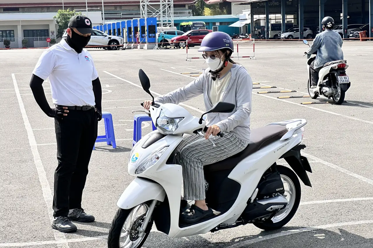 Giáo viên hướng dẫn học viên tập xe A1 trực tiếp