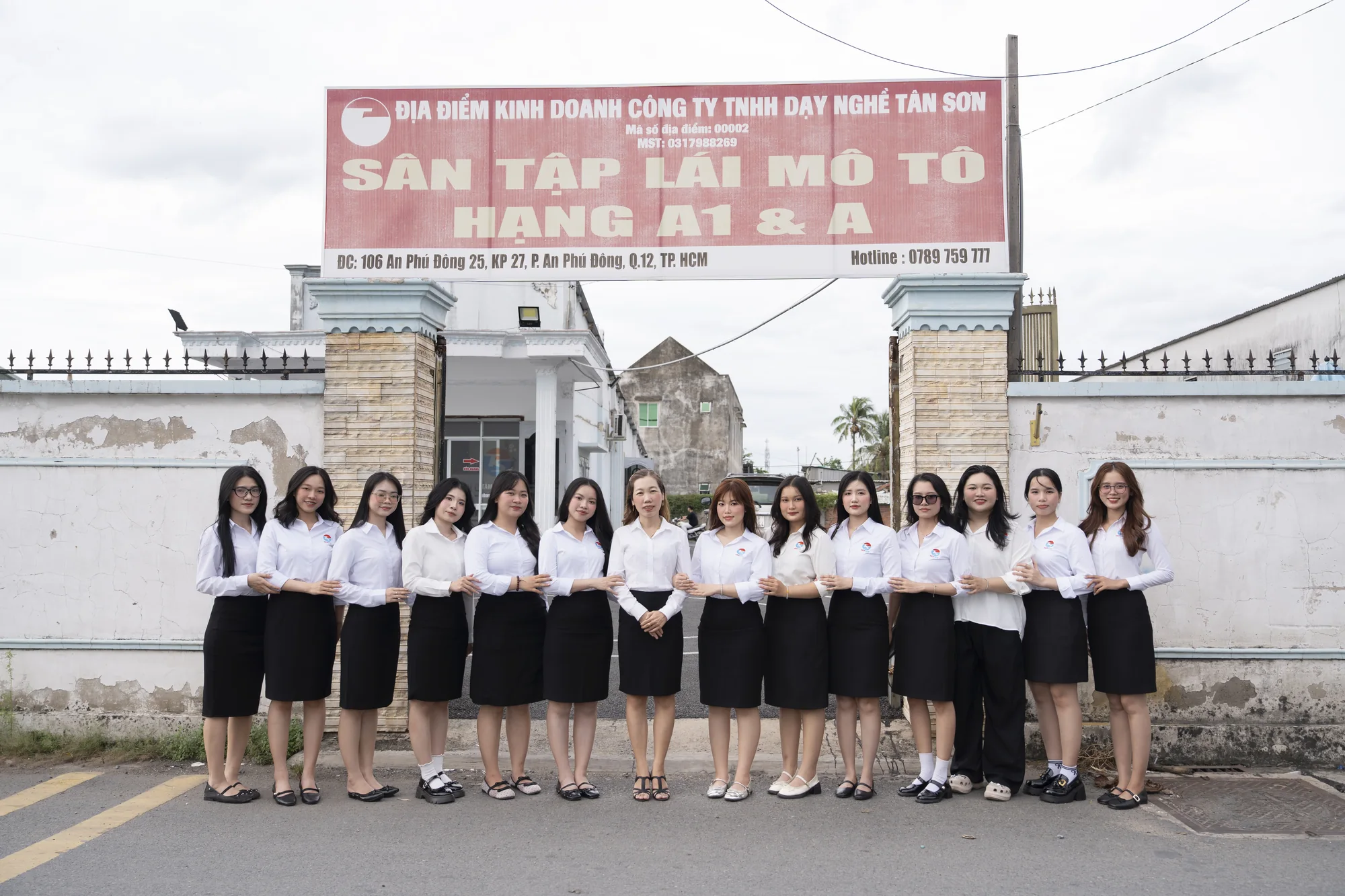 Tập thể giáo viên và nhân sự Tân Sơn tại sân tập