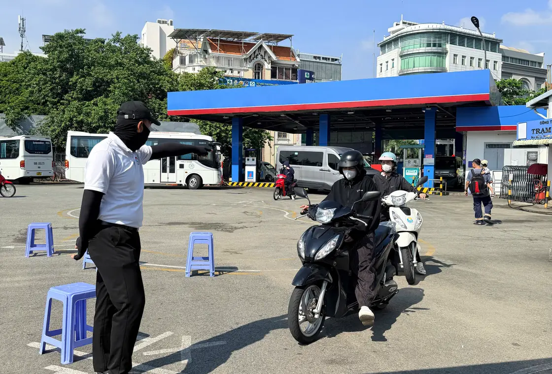 Học viên luyện bài thi A1 trên sân tập