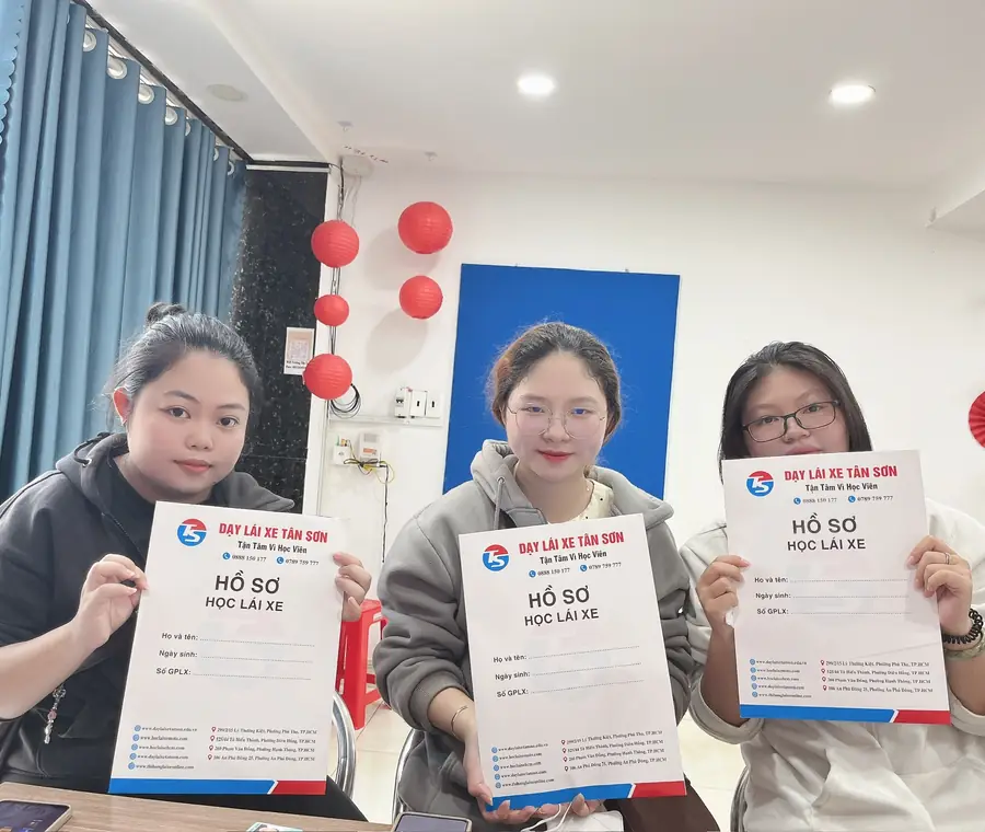 Nhân viên hỗ trợ học viên hoàn tất hồ sơ tại văn phòng