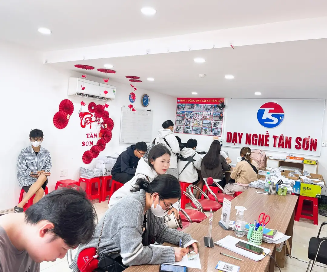 Không gian văn phòng ghi danh và hỗ trợ hồ sơ học viên