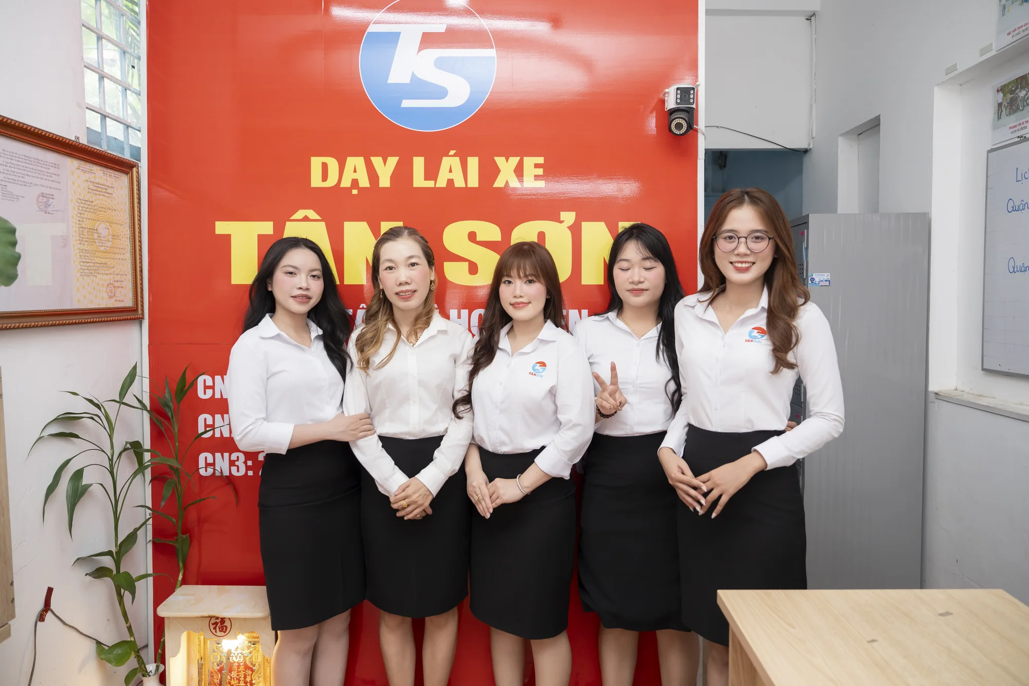 Nhân sự Tân Sơn bên bảng địa chỉ các văn phòng ghi danh