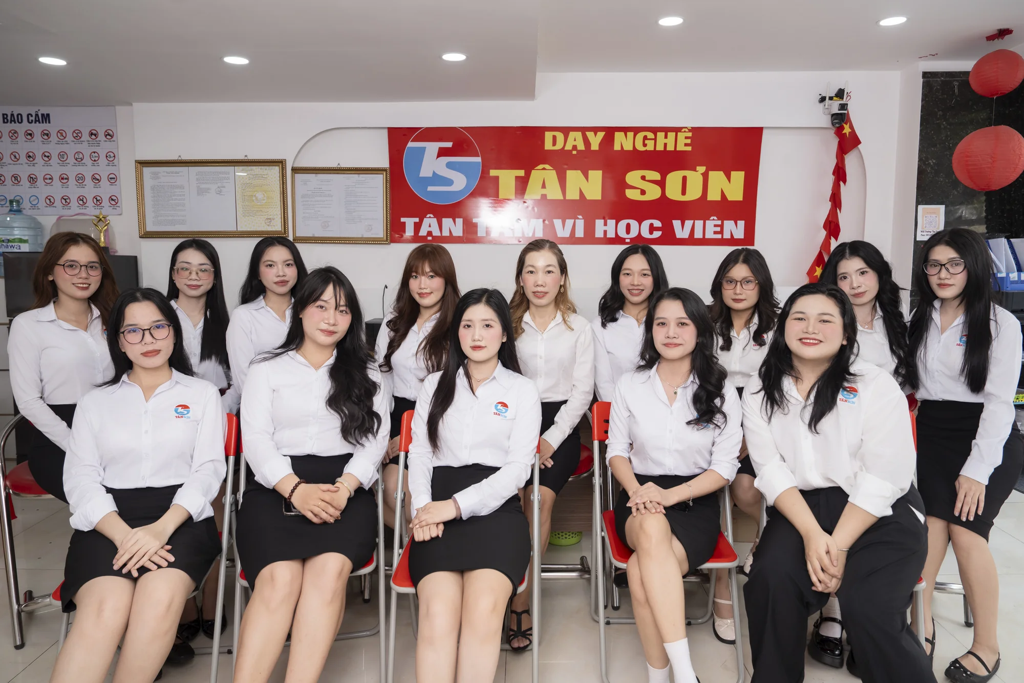 Tập thể nhân viên Tân Sơn trong không gian văn phòng