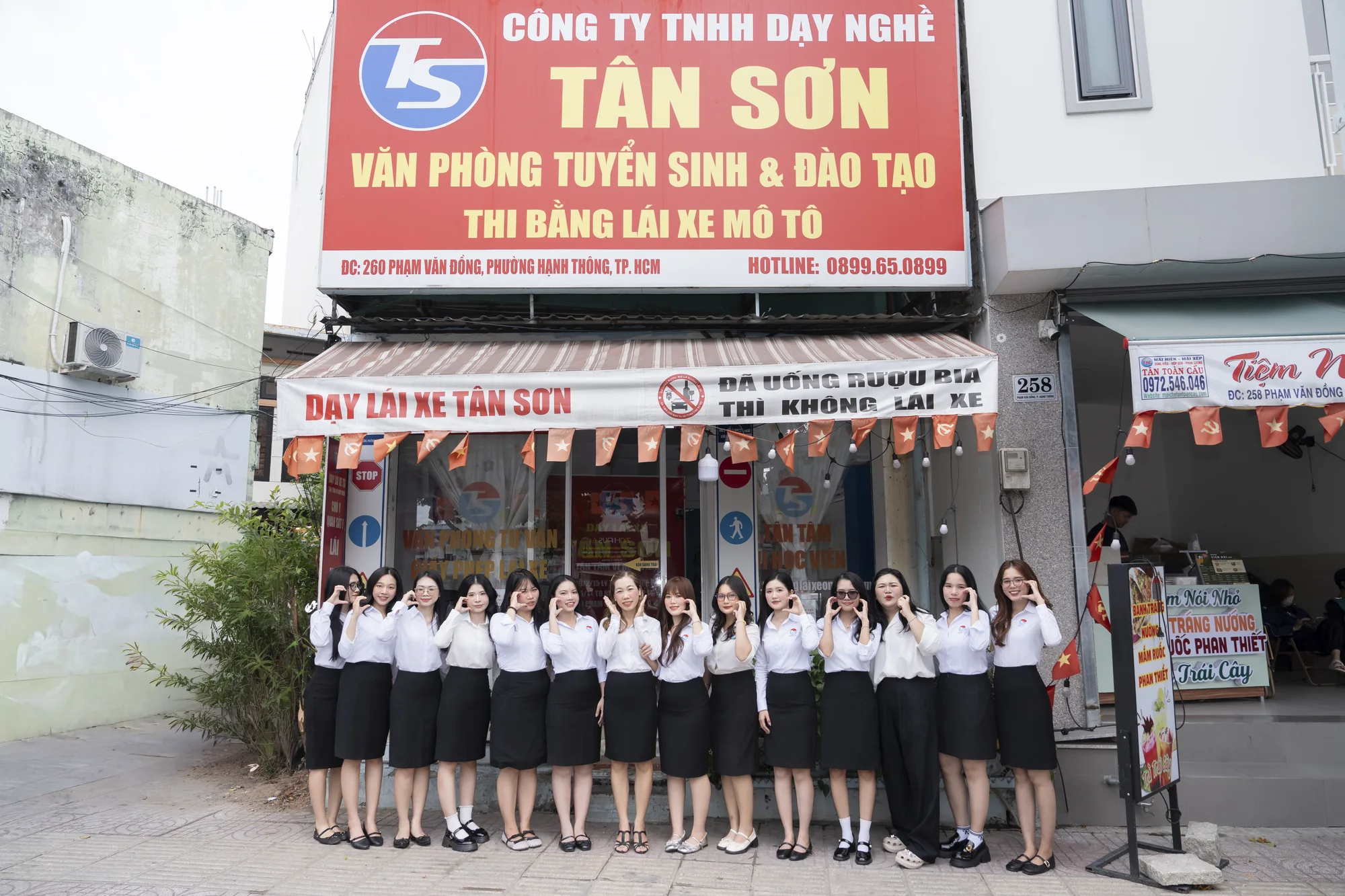 Đội ngũ Tân Sơn trước văn phòng tuyển sinh tại TP.HCM