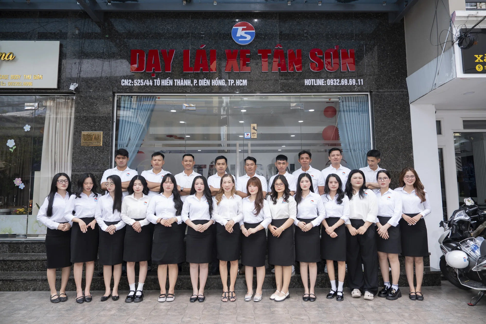 Tập thể thầy cô trước văn phòng Tân Sơn tại 525/44 Tô Hiến Thành, TP.HCM
