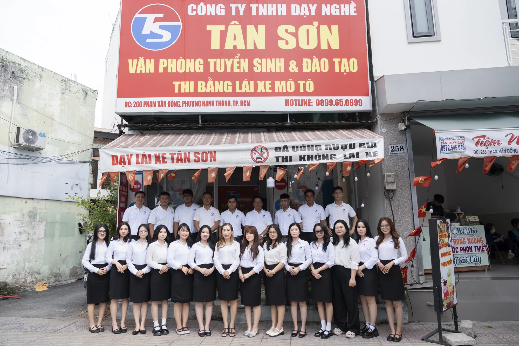 Bảng hiệu văn phòng tuyển sinh Tân Sơn tại 260 Phạm Văn Đồng, TP.HCM