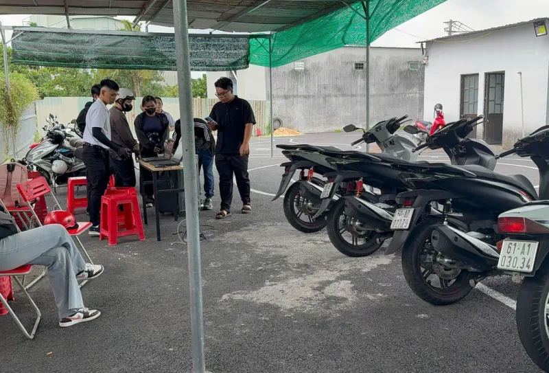 Giáo viên hướng dẫn học viên thực hành xe hạng A