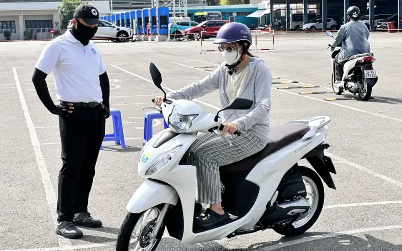 Thầy Tuấn hướng dẫn học viên tập chạy xe máy hạng A1