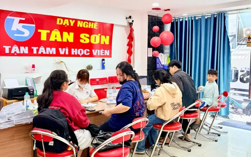 Học viên đối chiếu giấy tờ tại văn phòng ghi danh