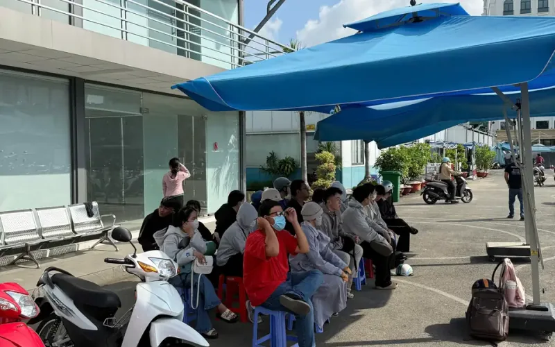 Học viên A1 chờ đến lượt tại sân sát hạch xe máy ở TP.HCM