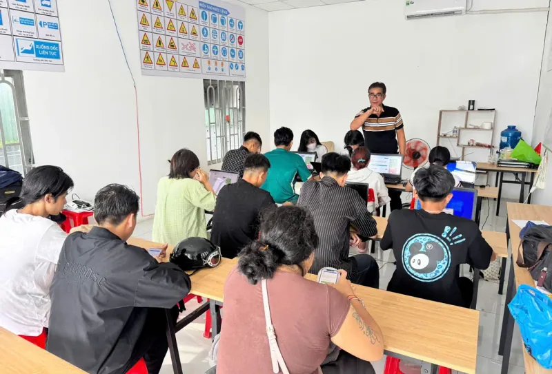 Lớp học lý thuyết do Thầy Tuấn hướng dẫn