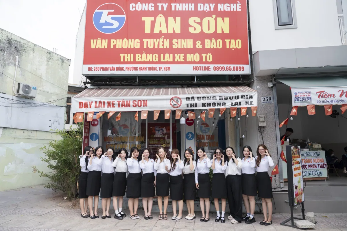 Đội ngũ Tân Sơn trước văn phòng tuyển sinh tại TP.HCM