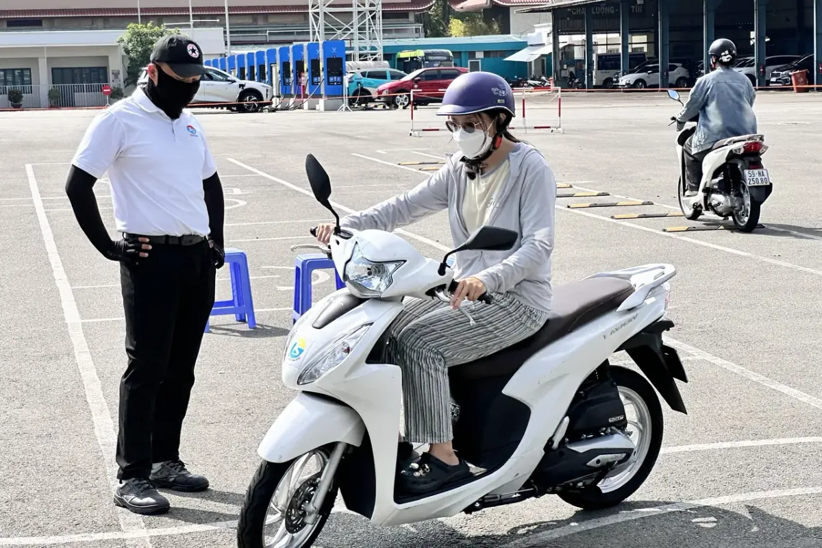 Thầy Tuấn hướng dẫn học viên thi bằng lái xe A1 tại TP.HCM